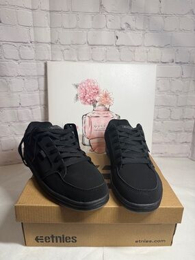Etnies Black Low-Top Skate Shoes Y6.5 New in Box